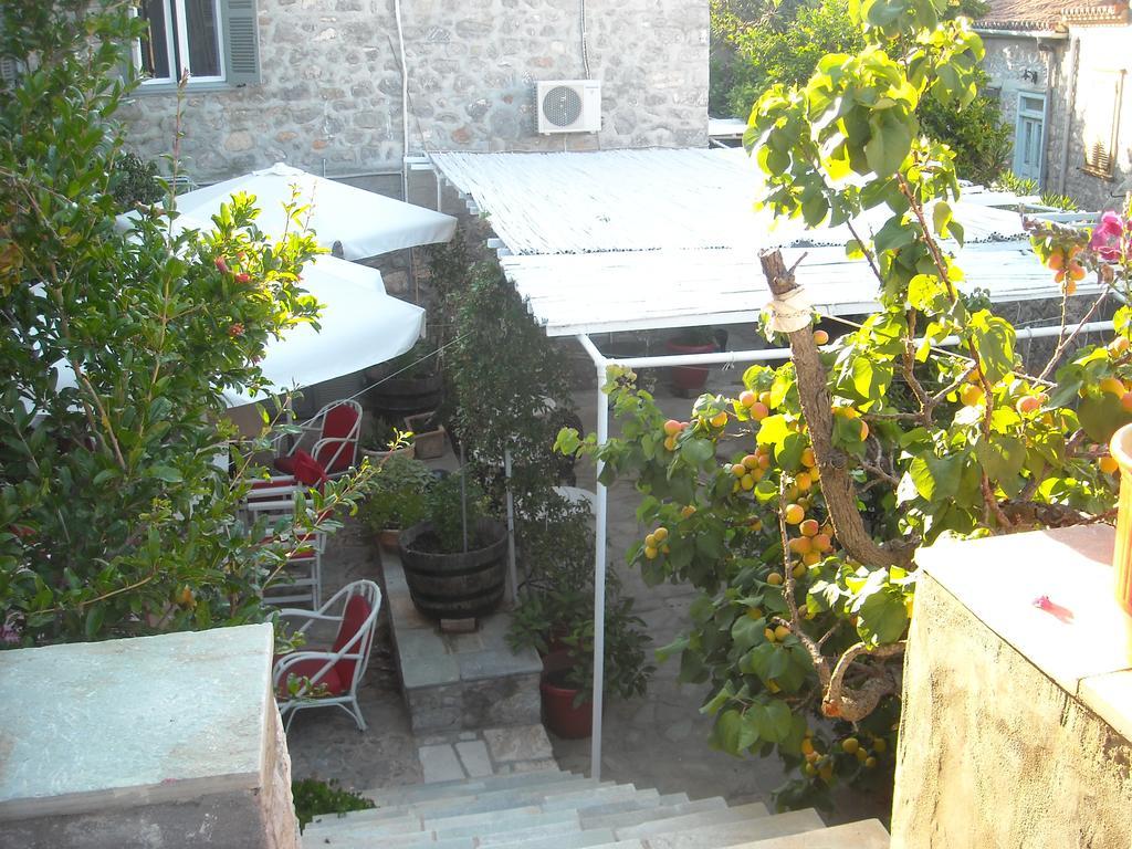 Theano Guesthouse هيدرا المظهر الخارجي الصورة